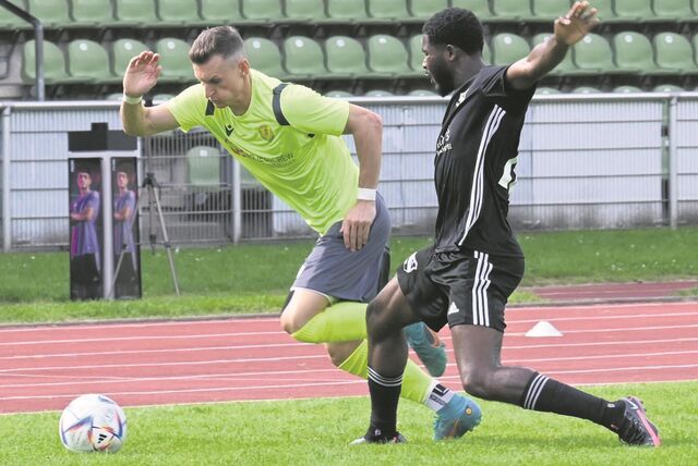 Philipp Rößler dribbelt mit dem Ball.