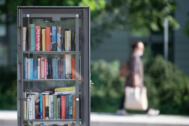 Ein offener Bücherschrank in einer Fußgängerzone.