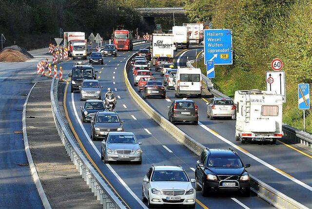 Baustelle auf einer Autobahn sorgt für stockenden Verkehr.