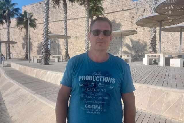 Georg Kleditz (50) vor der Stadtmauer von Akko in Israel.