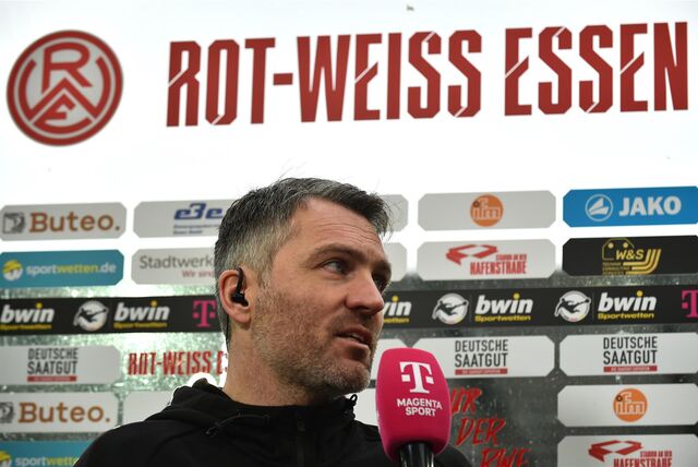 Jan Zimmermann spricht in ein Mikrofon.