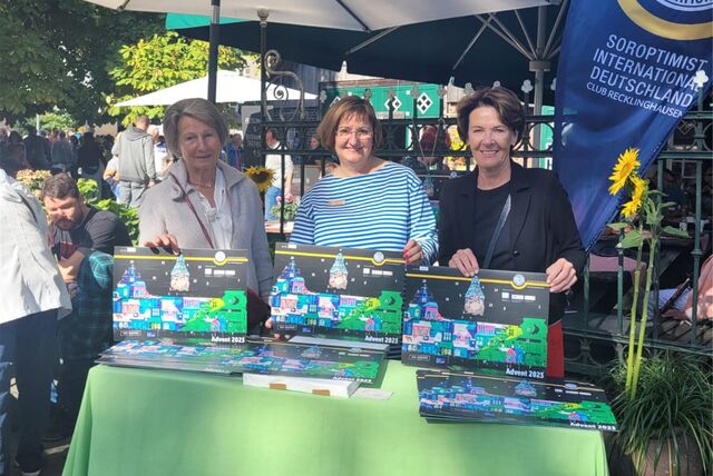 Dr. Monika Nowatius, Ulrike Much und Gabriele Koller verkaufen auf einem Erntefest in Herten Adventskalender der Sorptimisten Recklinghausen.