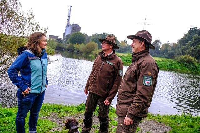 Die Ranger Jürgen Grewer (l.) und Marc Fischer im Gespräch mit Caroline Homm von der Naturschutzbehörde des Kreises Recklinghausen.