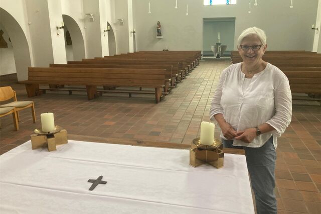 Pastoralreferentin Cilli Leenders-van Eickels aus Recklinghausen steht am Altar der St.-Elisabeth-Kirche. Im Hintergrund sind die alten Holzbänke zu erkennen.