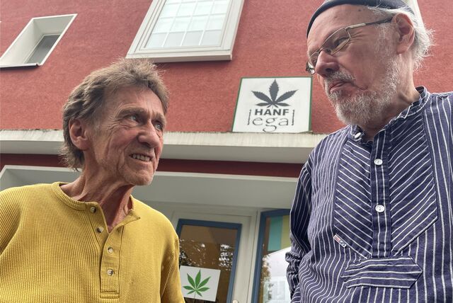 Franz Niewelt (73, l.) und Peter G. Schäfer (75) betreiben seit Oktober 2019 gemeinsam die Galerie „Hanf legal“ an der Hugostraße in Habinghorst.