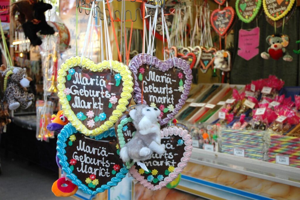 lebkuchenherzen auf einem jahrmarkt lebkuchenherzen auf einem jahrmarkt