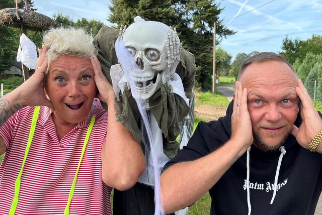 Stefanie und Mario Herrmann sind für jeden Spaß zu haben: Viel Arbeit haben sie investiert, um ihr Haus in Dorsten passend zu Halloween zu schmücken.
