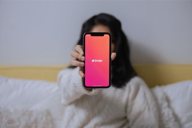 Eine 54-jährige Dortmunderin begann ganz vorne und meldete sich auf verschiedenen Dating-Apps an (Symbolbild).