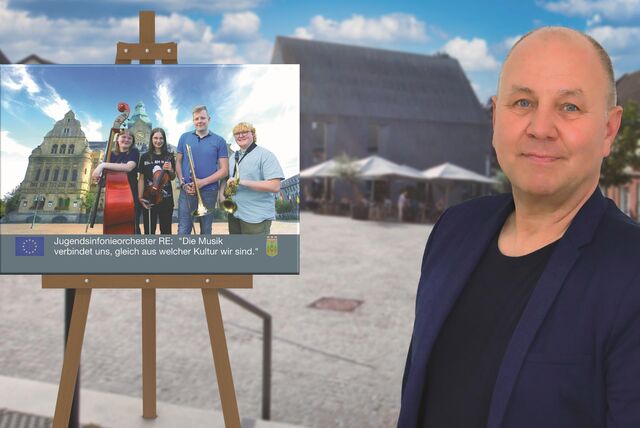 Künstler George Sommer aus Recklinghausen mit einer Arbeit aus seiner Fotoserie zu „Recklinghausen leuchtet“.