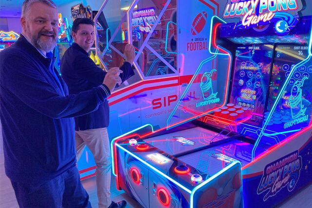 Centermanager Gerrit Beckmann (r.) und „YouPlay“-Betreiber Nikolas Dierkes stehen an einer Luckypong-Maschine im Palais Vest in Recklinghausen.