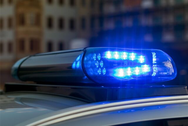 Zwei Streifenwagen wurden bei dem Einsatz durch den Transporter demoliert. (Symbolbild)