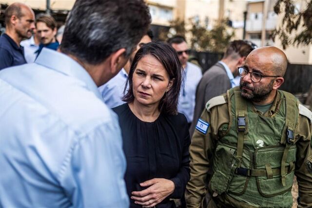 Israels Außenminister Eli Cohen (links) und Bundesaußenministerin Annalena Baerbock im Gespräch.