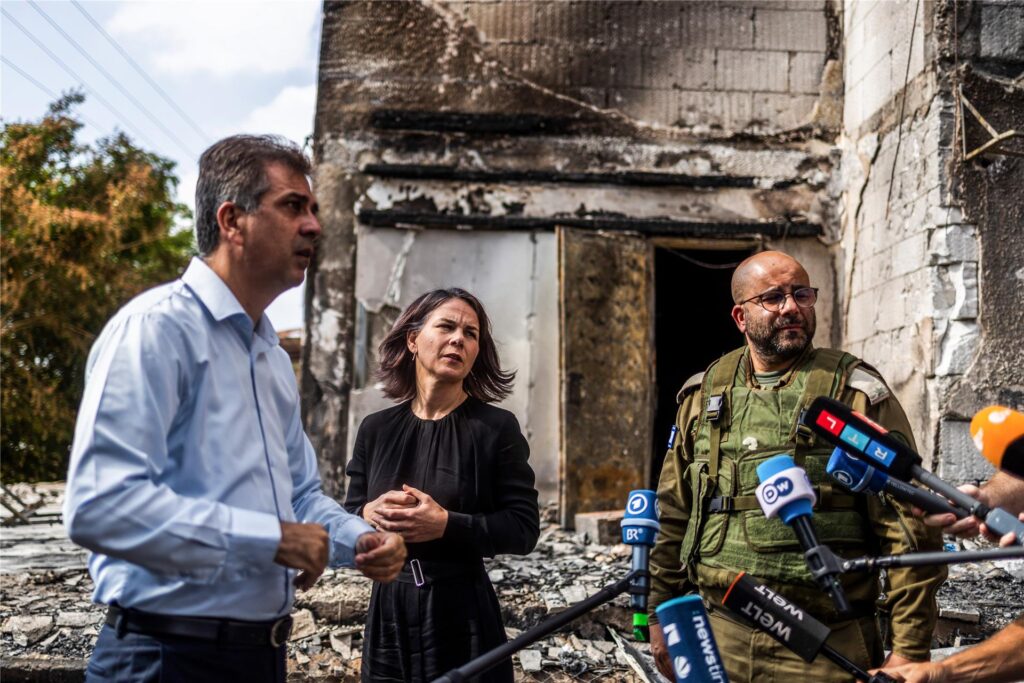Eli Cohen (l-r), Außenminister von Israel, und Annalena Baerbock (Bündnis 90/Die Grünen), Außenministerin von Deutschland, sprechen mit Journalisten. Außenministerin Annalena Baerbock hat Israel und seiner Bevölkerung nach dem blutigen Angriff der islamistischen Hamas die deutsche Solidarität versichert. Eli Cohen (l-r), Außenminister von Israel, und Annalena Baerbock (Bündnis 90/Die Grünen), Außenministerin von Deutschland, sprechen mit Journalisten. Außenministerin Annalena Baerbock hat Israel und seiner Bevölkerung nach dem blutigen Angriff der islamistischen Hamas die deutsche Solidarität versichert.