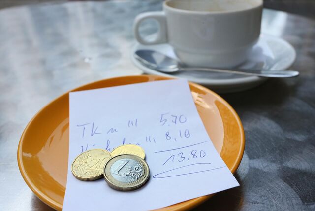Trinkgeld auf einer Untertasse