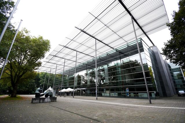 Außenansicht des Ruhrfestspielhauses in Recklinghausen im Herbst.