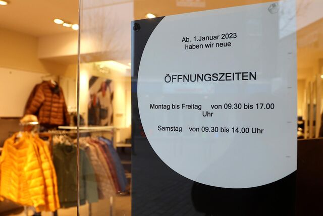 Auf einem Zettel stehen die Öffnungszeiten eines Modegeschäftes.
