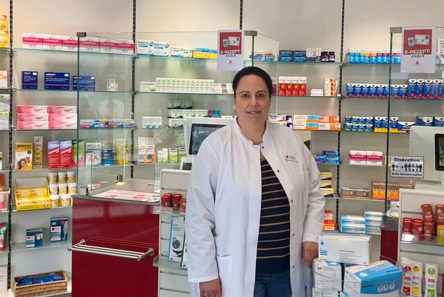 Die Apothekerin Irini Zervas aus Recklinghausen steht vor der Theke der Quellberg-Apotheke.