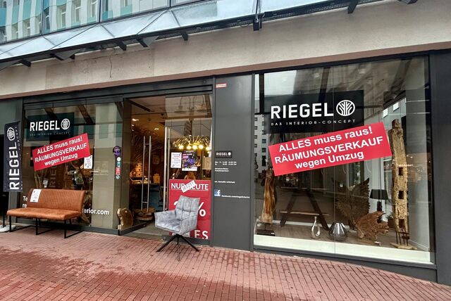 Bei der Außenansicht auf das Möbelgeschäft „Riegel“ in Recklinghausen fallen die Aufkleber „Alles muss raus! Räumungsverkauf wegen Umzug“ direkt auf.