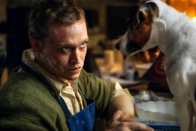 Caleb Landry Jones als „Dog Man“ mit einem kleinen weiß-braunen Hund