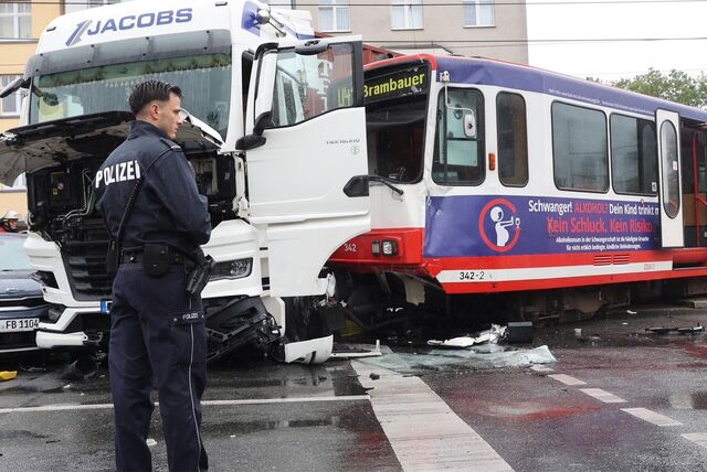 Bei einem Unfall mit einem Lkw ist eine Stadtbahn entgleist.