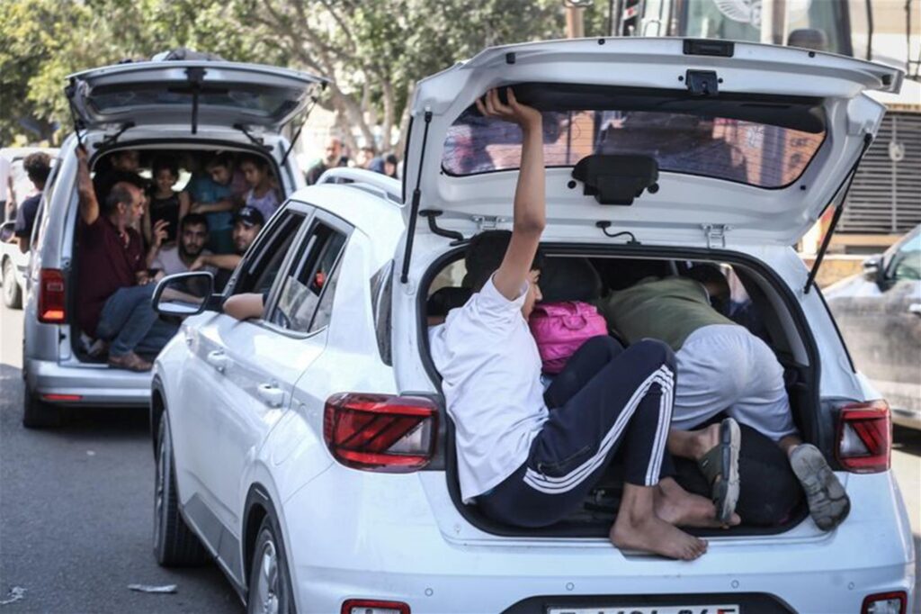 Palästinenser fliehen nach israelischen Luftangriffen. Palästinenser fliehen nach israelischen Luftangriffen.