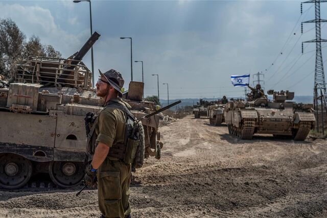 Israelische Kampffahrzeuge und Panzer sind in der Nähe der Grenze zwischen Israel und Gaza im Einsatz.