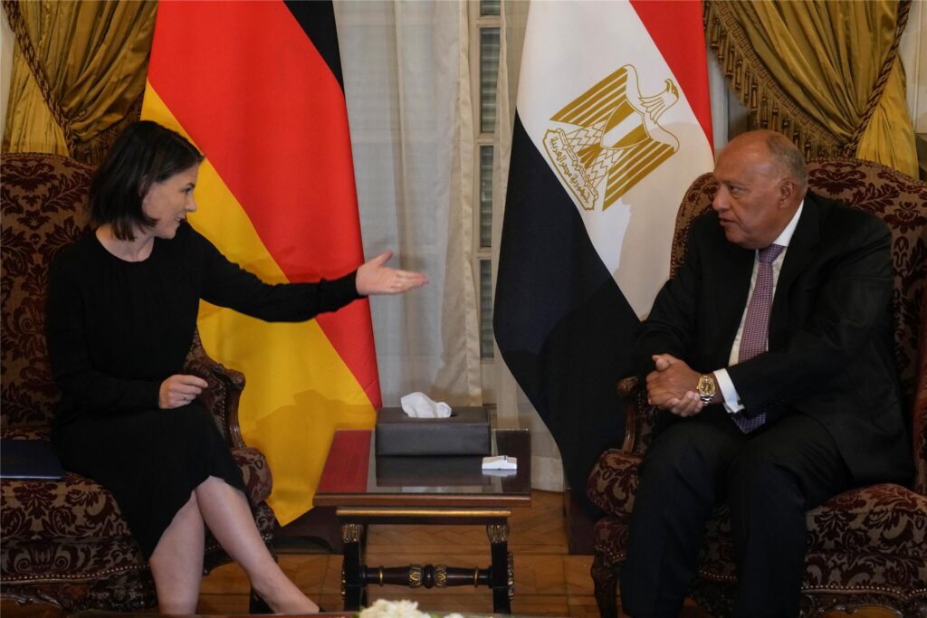 Samih Schukri (r), Außenminister von Ägypten, trifft Annalena Baerbock (Bündnis 90/Die Grünen), Außenministerin, im Tahrir-Palast. Baerbock hält sich mittlerweile zur Fortsetzung ihrer Krisengespräche im Nahen Osten in Ägypten auf.
Samih Schukri (r), Außenminister von Ägypten, trifft Annalena Baerbock (Bündnis 90/Die Grünen), Außenministerin, im Tahrir-Palast. Baerbock hält sich mittlerweile zur Fortsetzung ihrer Krisengespräche im Nahen Osten in Ägypten auf.