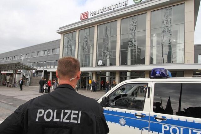 Ein Polizist am Dortmunder Hauptbahnhof (Archivbild)