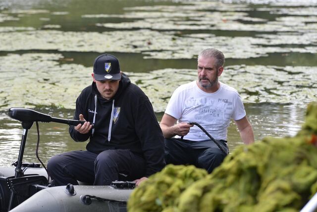 Der Angelverein DoCas-Blinker hat am Samstag den Gondelteich im Castroper Stadtgarten von einem Algenteppich befreit. Die Ehrenamtlichen trieben mit ihrem Schlauchboot und einem Netz die Algen ans Ufer und zogen sie dann aus dem Wasser.