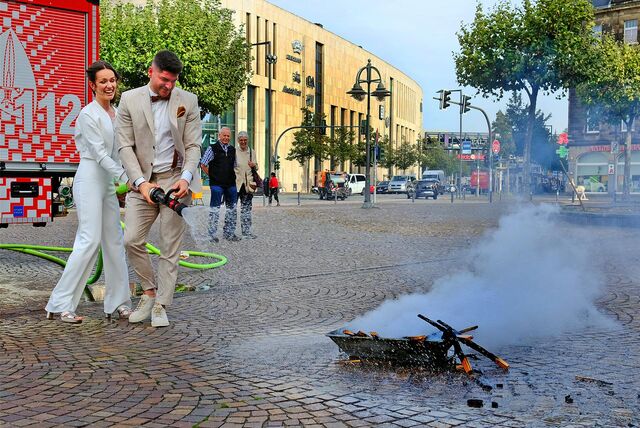 Hanna Schembecker und Tristan Brendel löschen einen Brand