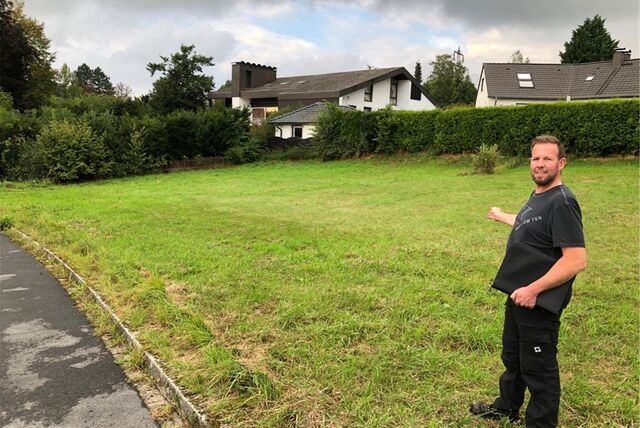 Seit 1994 könnte dieses Grundstück mitten im Wohngebiet „In den Erlen“ in Fröndenberg mit einem Einfamilienhaus bebaut werden. Doch Eigentümer Christian Weller stößt auf Barrieren, die das Baurecht aufstellt.