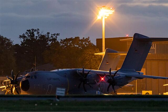Krieg in Israel: Das zweite Transportflugzeug vom Typ A400M der Bundeswehr landet auf dem Flugplatz in Wunstorf mit Passagieren aus Israel.