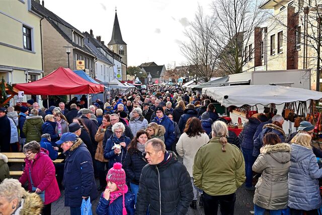 Voller Weihnachtsmarkt in Marl-Polsum.