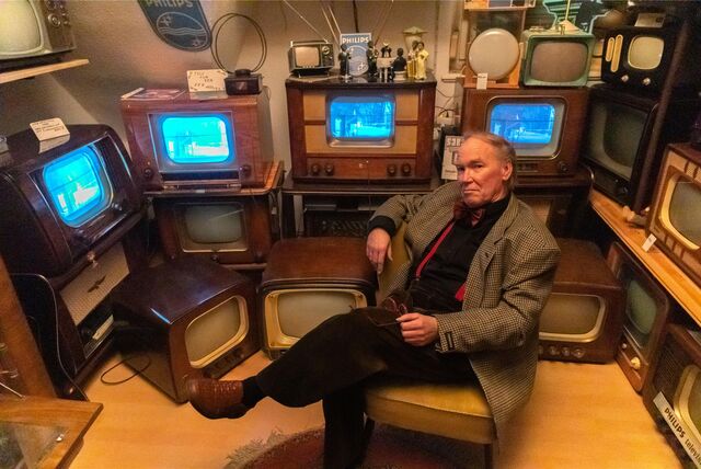 Organisator Rainer Berkenhoff inmitten seiner Sammlung.