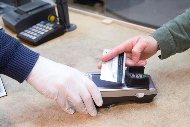 Mit einer Debitkarte, die nicht ihnen gehört, sollen zwei Männer in Dortmund eingekauft und Geld abgebucht haben (Symbolbild).