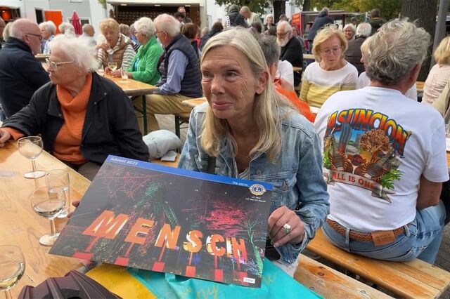 Elke Fleckhaus mit dem Lions-Club-Adventskalender auf dem Naschmarkt.
