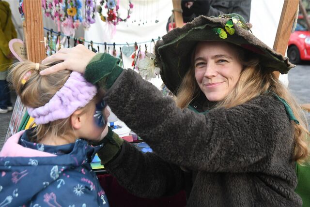 Der Mittelaltermarkt in der Castroper Altstadt: Tausende Menschen kamen am Sonntag in die Innenstadt und beobachteten das Treiben, genossen die Köstlichkeiten oder besuchten die Geschäfte am verkaufsoffenen Nachmittag.