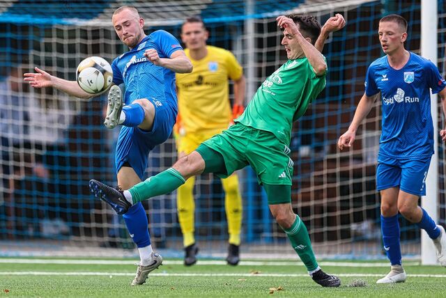 Wacker Obercastrop (blaue Trikots), hier im Spiel gegen den BSV Schüren (1:0), verpasste den Rückgewinn der Westfalenliga-Spitze durch ein 3:3 nch späten Gegentoren gegen den Hombrucher SV.