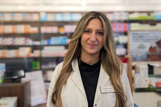 Ferda Hömke steht in der Achtsam-Apotheke in den Dorstener Mercaden.