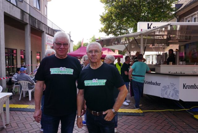 Peter Kalinski und Gerd Könecke organisierten den Feierabendmarkt in Langenbochum.