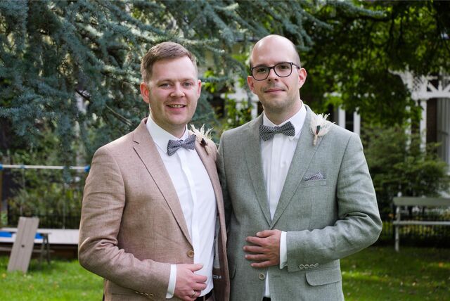 Daniel (geborener Niemeyer) und Simon Lixfeld haben zum zwölften Jahrestag ihrer Beziehung geheiratet.