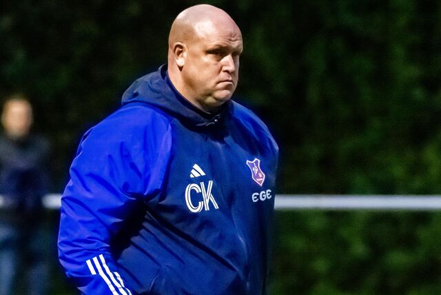 Christian Knappmann schleicht am Samstag nach dem 0:6 bei Türkspor Dortmund vom Mendesportplatz. Es sollte sein letztes Spiel als Trainer des TuS Bövinghausen gewesen sein.