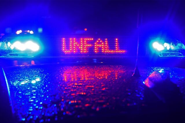 Ein Einsatzwagen der Polizei steht an einer Unfallstelle (Symbolbild).