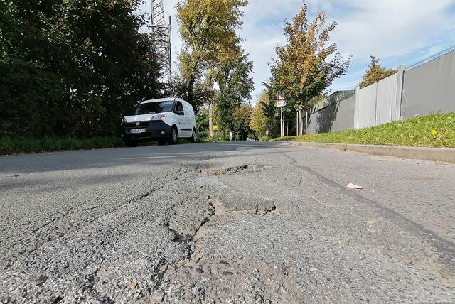 Schlaglöcher auf der Oestricher Straße in Deininghausen.