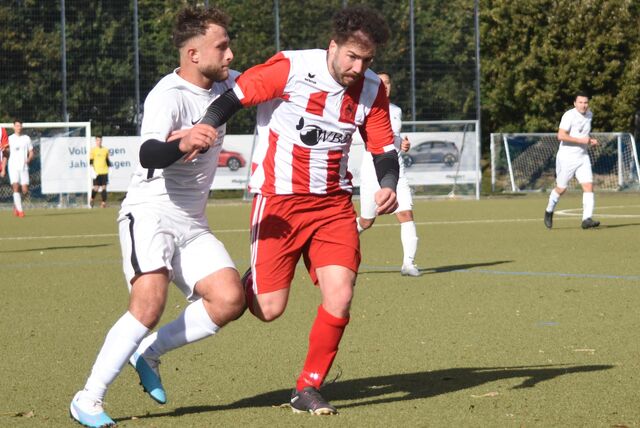 Umut Cakir (r.) und der TuS Hemmerde gewannen mit 5:1 gegen den Königsborner SV II.