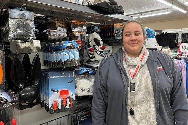 Michelle Kampermann neben den Halloweenartikeln im Woolworth im Maler Stern.