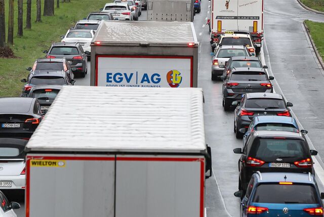 Ein Auto fährt auf der rechten Spur der B1 in Richtung Dortmund.