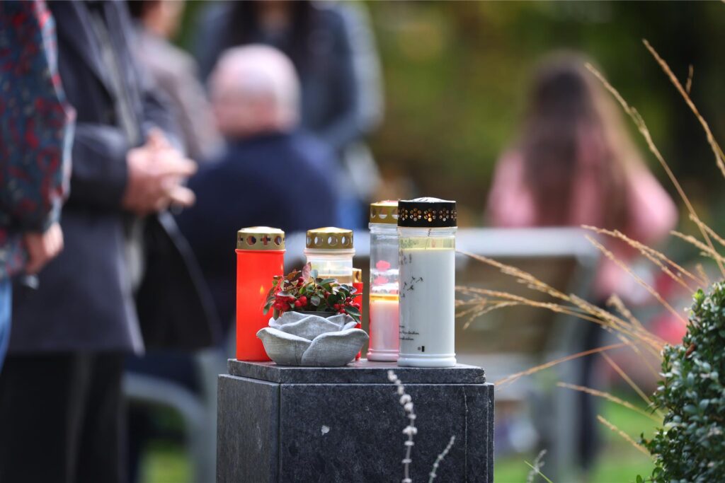 Am Feiertag Allerheiligen zünden Familien Kerzen für ihre verstorbenen Angehörigen an. Am Feiertag Allerheiligen zünden Familien Kerzen für ihre verstorbenen Angehörigen an.