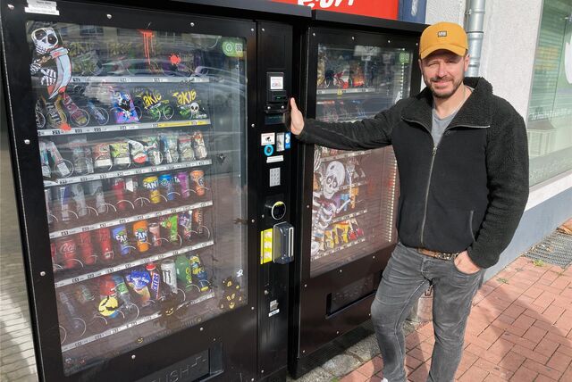Naim Akin vor seinen zwei Snack-Automaten, die jüngst an der Castroper Straße in Datteln aufgestellt worden sind.