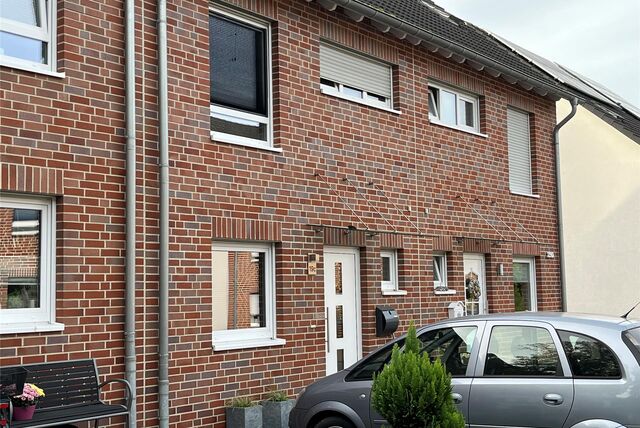 Ein Reihenhaus von außen.